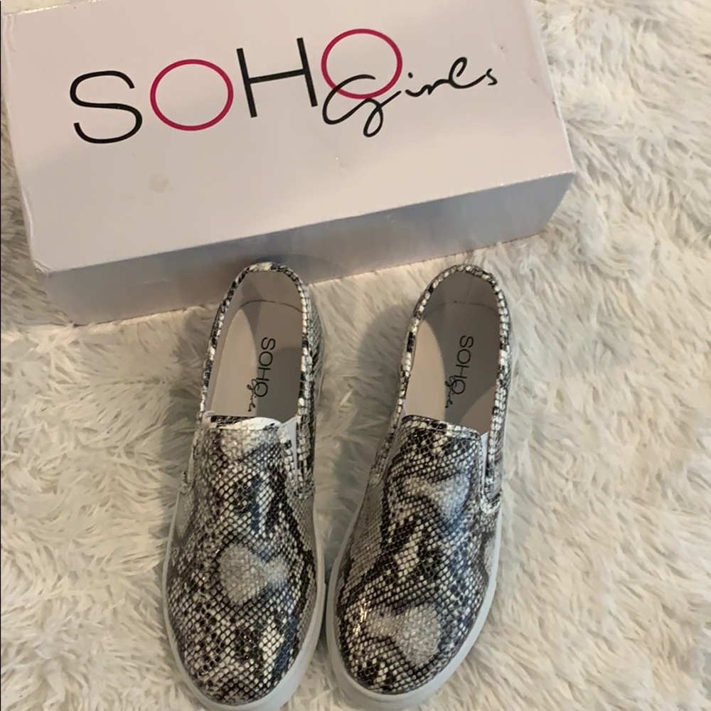 Women’s snake print shoe